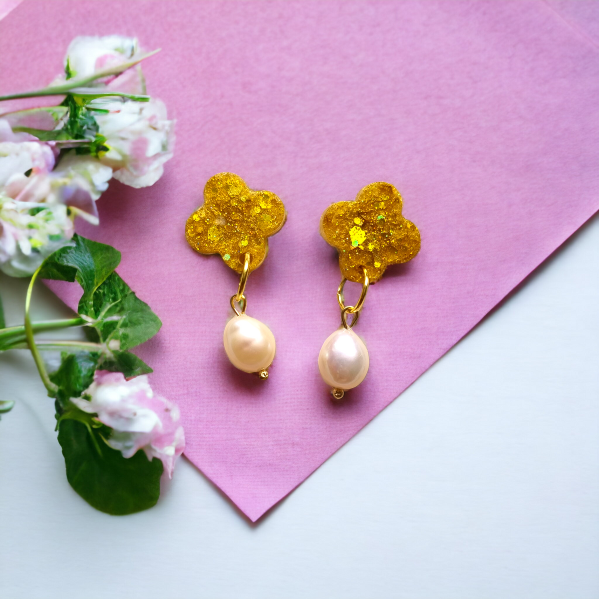 Quatrefoil gold glitter and pearl stud earrings